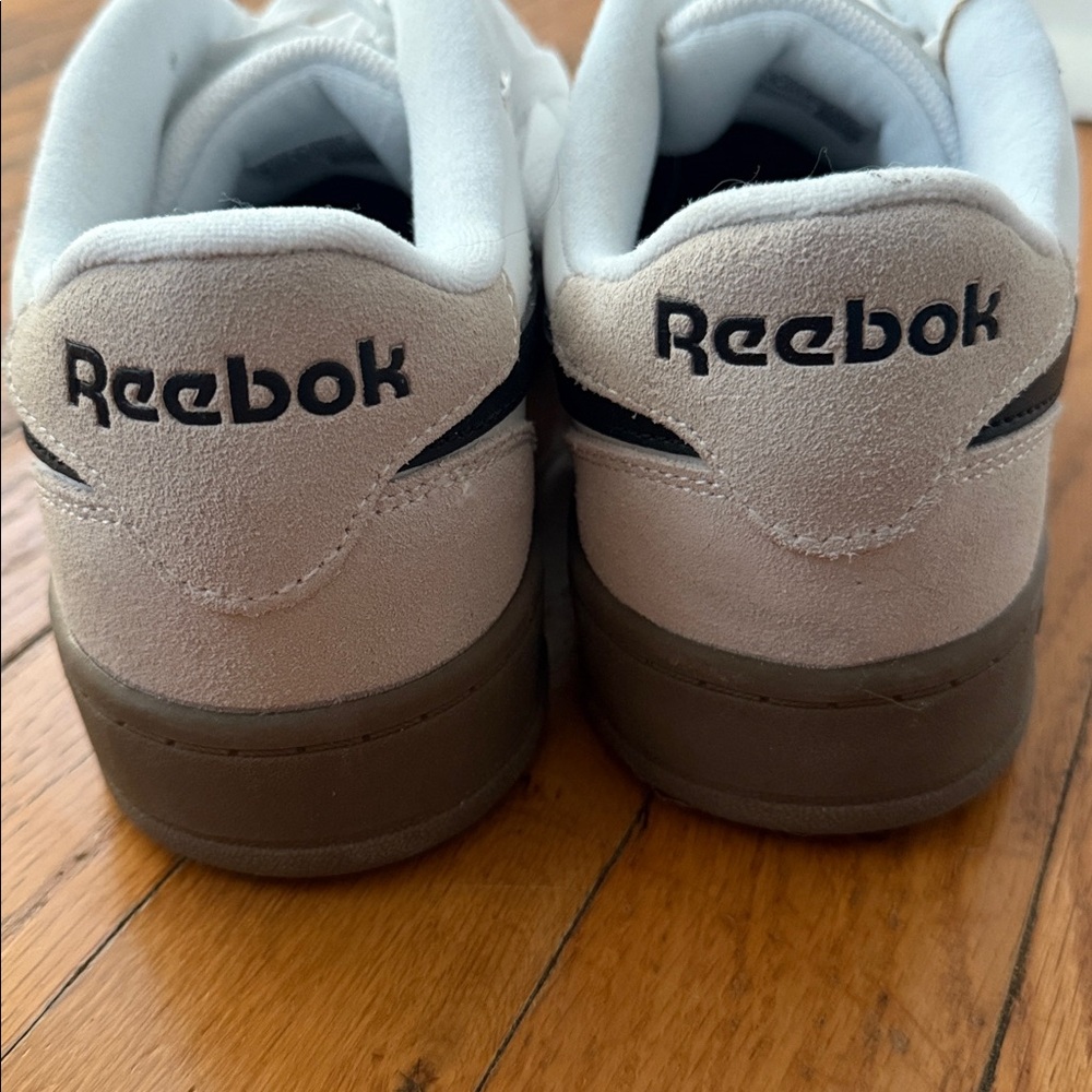 NWOT Reebok women’s White and Black Sneakers 8 - Picture 4 of 7